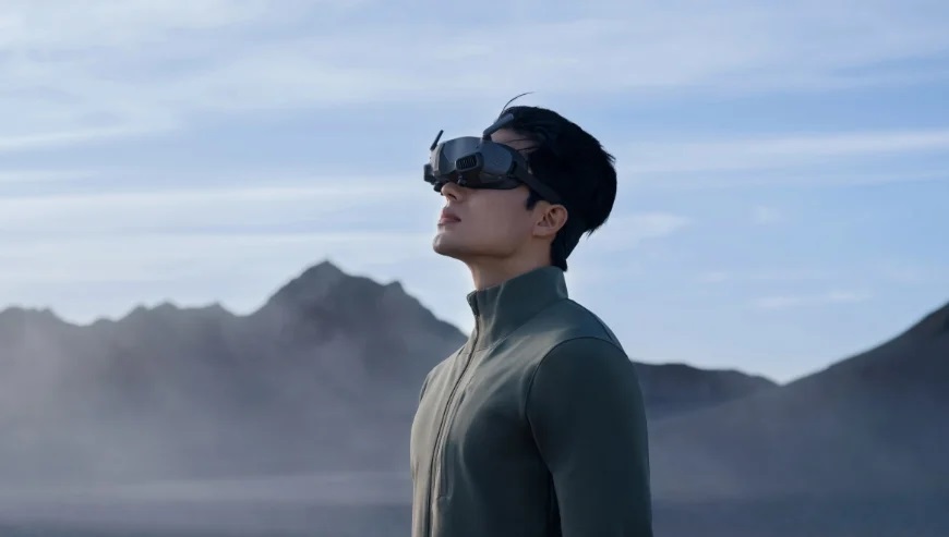 Dron DJI Avata 2 Pro-Viev Combo 4K widok na mężczyznę w goglach